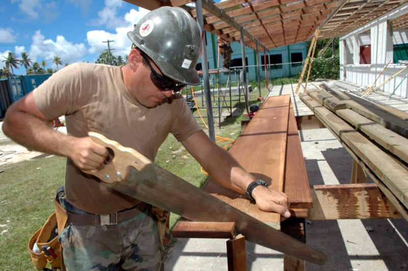 menuisier-CAILLE-min_worker_construction_building_carpenter_male_job_build_helmet-893290